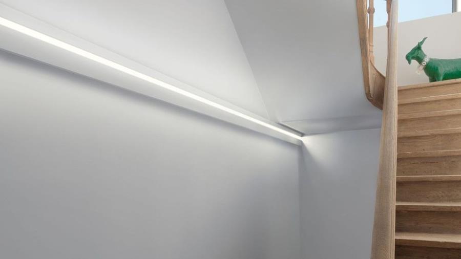 plafondlijst met verlichting