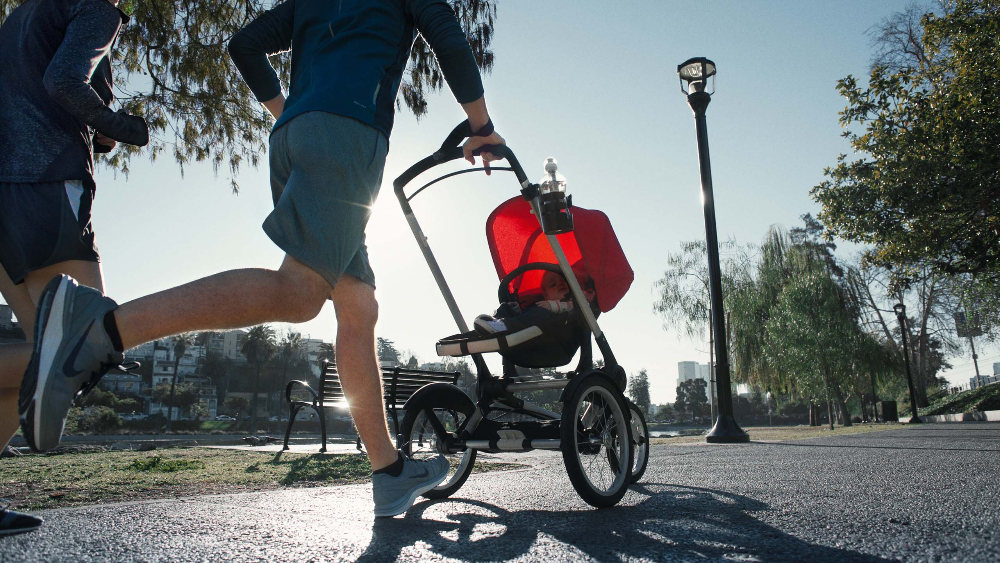 De Bugaboo Runner werd ontwikkeld voor actieve en drukbezette ouders, deze is er als complete jogging&shy;kinderwagen en als gemakkelijke click-and-gojoggingextensie