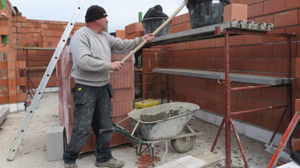 schop en kruiwagen metselgereedschap