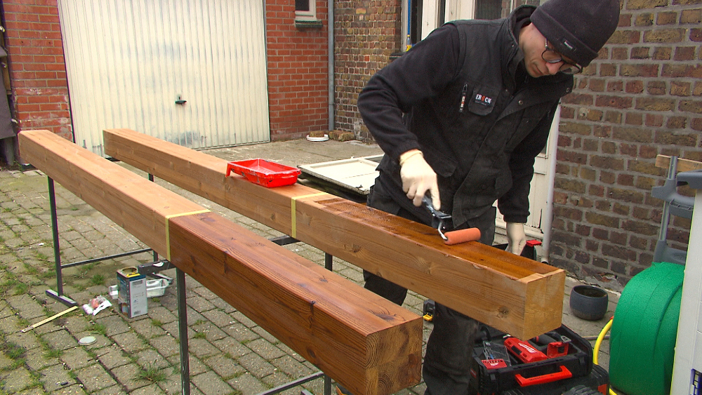 palen beitsen tuinpoort maken