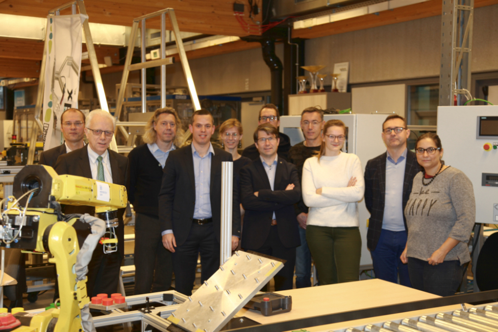 Photo de groupe du groupe de travail Construction de Machines et Mécatronique (réunion le 20 décembre 2018), d.g.à.d.: Rik Vanhevel (sirris), Jos Pinte (coach stratégique), Geert Malfait (Flanders Make), Johannes Cottyn (UGent), Charlotte Destoop (TUA West), Davy Pissoort (KU Leuven), Steven Van Luchene (Howest) [derrière], Martin Wylleman (VIVES), Marieke D’hoop (TUA West), Kurt Stockman (UGent), Eline Persyn (POM West-Vlaanderen)