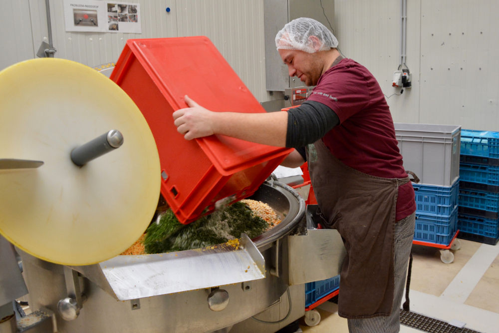 In de voorbereidingsstap worden de ingrediënten afgewogen en gemengd om een deeg te bekomen