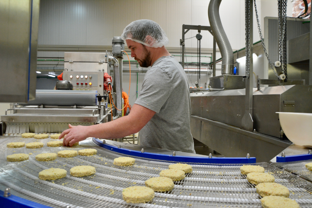 In de productiezone krijgt het deeg de schijfvorm en wordt dit voorgebakken