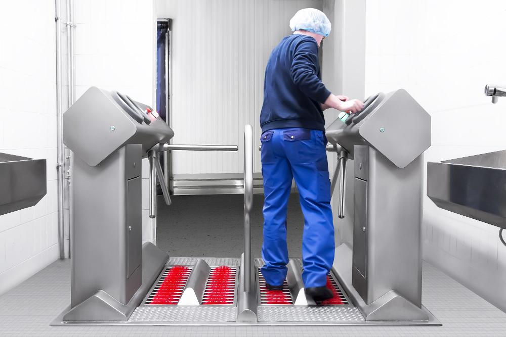 Een hygiënesluis is een vaste opeenvolging van verplichte handelingen. Dit wordt dikwijls gecombineerd met een identificatiecontrole