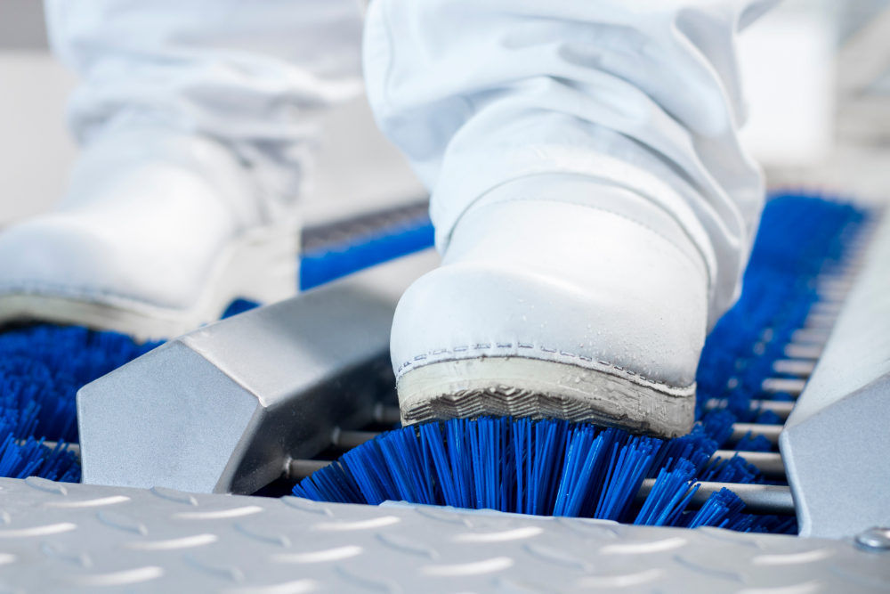 Surtout dans les environnements humides, les chaussures doivent également être nettoyées ou désinfectées