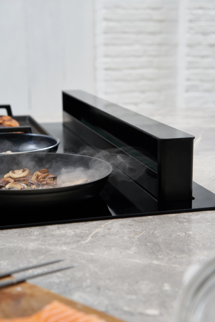 Bij deze modellen van Novy schuift het afzuigsysteem  naar boven, als een telescopische ventilatietoren, wanneer uw klant start met koken