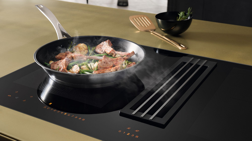 Avec cette hotte aspirante intégrée de Miele, l'architecte d'intérieur peut facilement  créer un îlot de cuisson