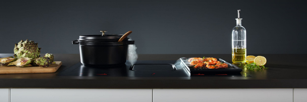 Avec cette hotte aspirante ATAG encastrée, on conserve visuellement un bel espace ouvert, sans que la hotte ne vienne gêner le design épuré de  la cuisine