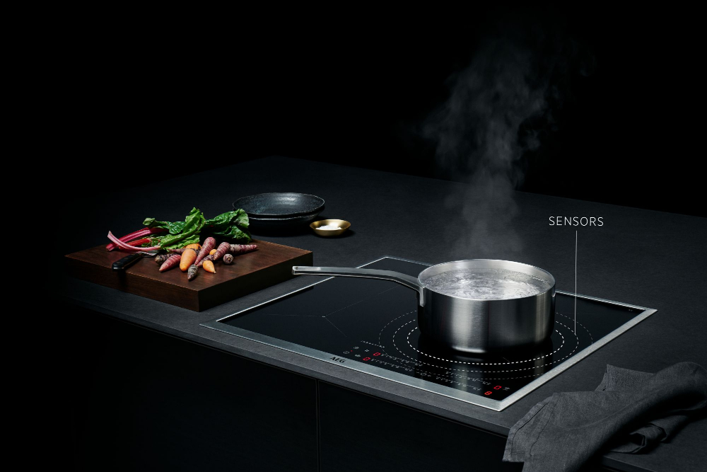 Une sonde dans cette plaque de cuisson AEG mesure la température à cœur des produits pour que le client sache s'il a atteint la bonne cuisson