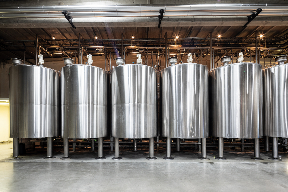 In 30 grote tanks wordt de honing ontwassen na het zeven. Van daaruit gaat het naar de 10 afvullijnen