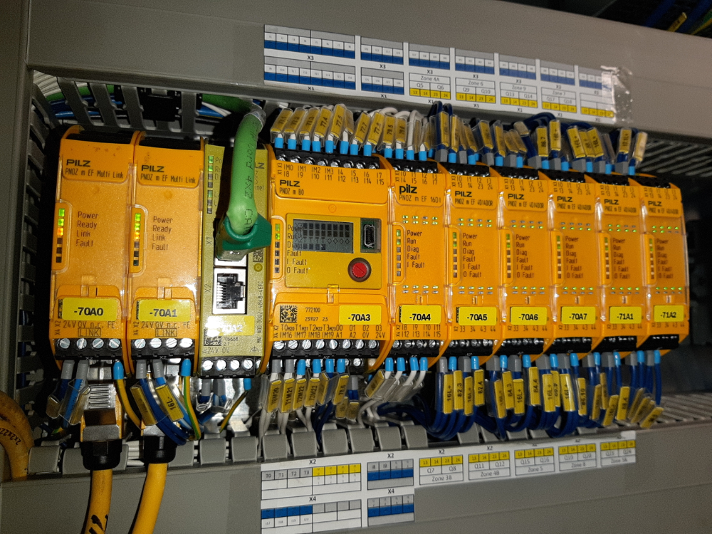 Le PNOZmulti 2 de Pilz centralise tous les composants de sécurité et offre un aperçu rapide grâce à son écran éclairé
