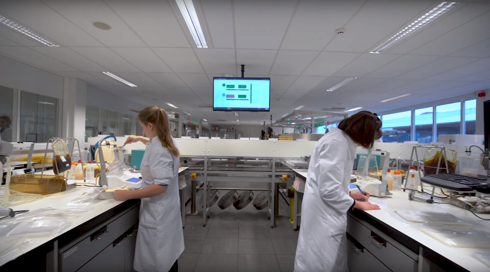 Naar het voorbeeld van de fabriek besloot Lavetan destijds om zijn labs in industriële lijnen te organiseren, wat toeliet om meer dan dubbel zoveel stalen te behandelen