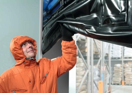 Een rolpoort uit multicomposietmateriaal is ideaal voor vriesruimtes waar veel wordt binnen en buiten gereden