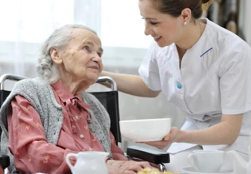 Maaltijden voor zwaar zorgbehoevende ouderen moeten worden aangepast door ze nutriëntdenser te maken en de textuur toegankelijker te maken