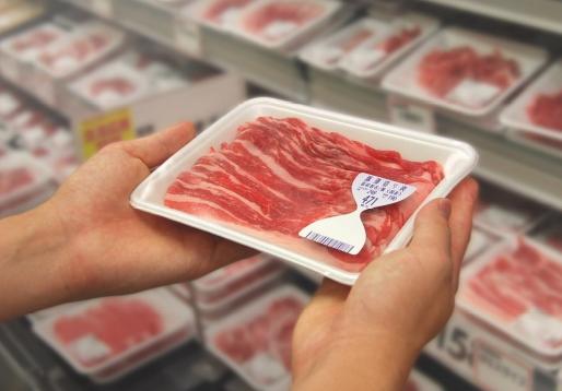 Des indicateurs qui changent de couleur lorsqu'un paramètre est dépassé (comme ici la durée de conservation de la viande) existent depuis longtemps. La nouveauté, c'est les enregistreurs de données, qui informent et enregistrent
