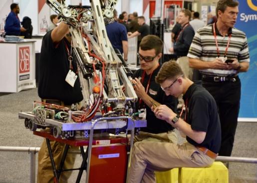 Au salon, les enfants ont utilisé des tablettes de façon ludique, pour démonter le programme STEM. Des étudiants plus anciens se sont affrontés dans un concours avec des robots de propre fabrication