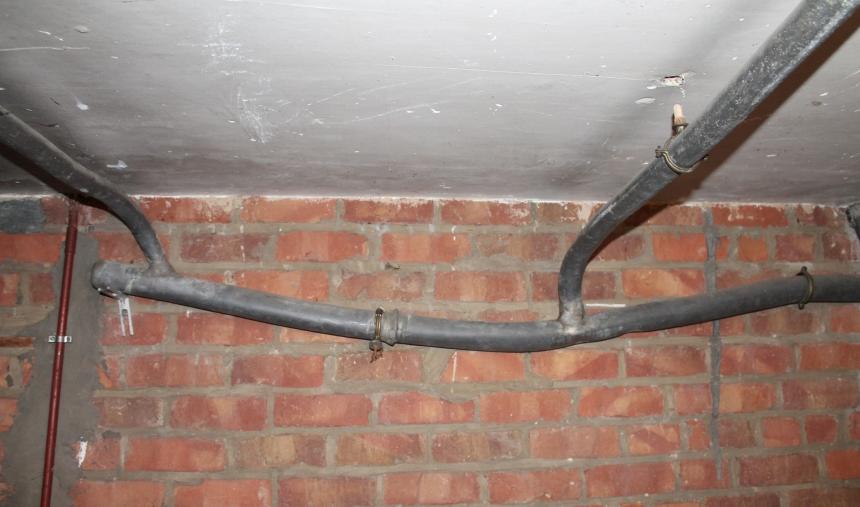 Een vaak voorkomend probleem bij oudere installaties: loden afvoeren die door het eigen gewicht verzakken en zo de afvoer belemmeren. Op zijn beurt zorgt dat voor meer lawaai