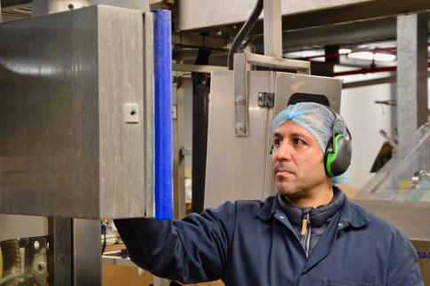 Inad, lui-même, est particulièrement satisfait de son nouveau job comme opérateur d'emballage