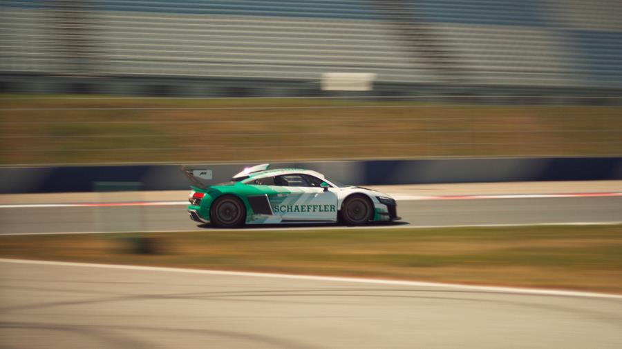 De Schaeffler Innovation Taxi, een Audi R8 LMS GT2, rijdt tijdens het DTM-weekend op de Nürburgring voor het eerst met de nieuwe natte lamellenrem. (Foto Schaeffler)