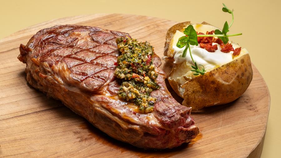 Steak met gepofte aardappel