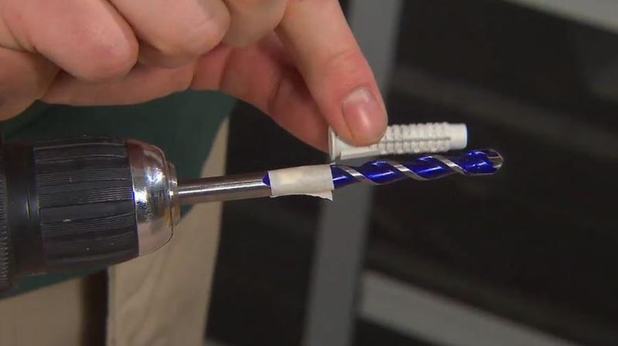 Stem de diepte van je boorgat af op de plug