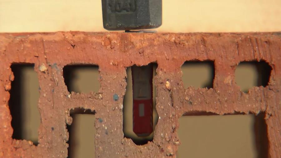 Tik de plug tot de rand gelijk zit met het oppervlak