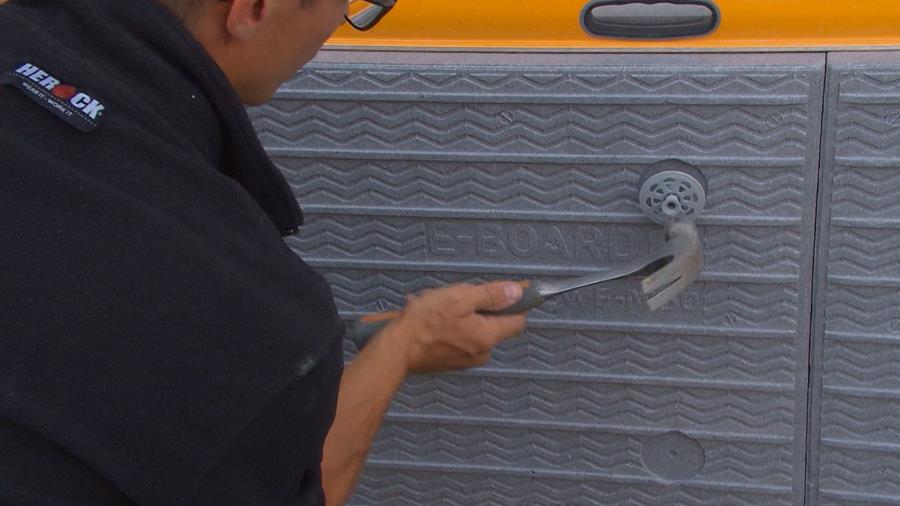 Steek de plug door het isolatiemateriaal