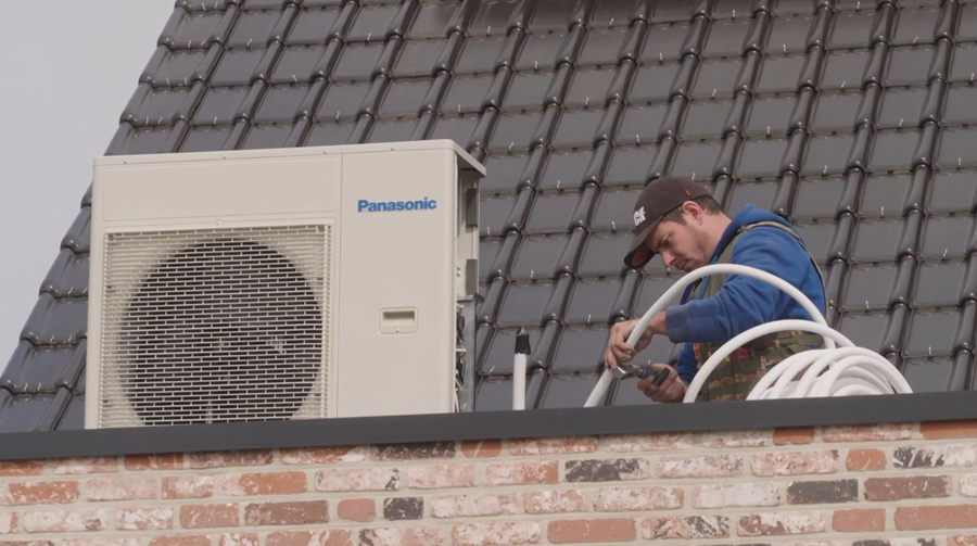 man installeert warmtepomp