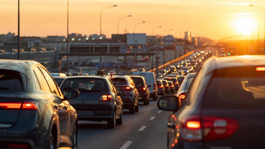 Lange woon-werktrajecten blijven voor veel Belgische werknemers dagelijkse realiteit. Flexibele werkuren, thuiswerk en alternatieve vervoerskeuzes kunnen helpen om de impact ervan te beperken. (Afbeelding gegenereerd met AI)