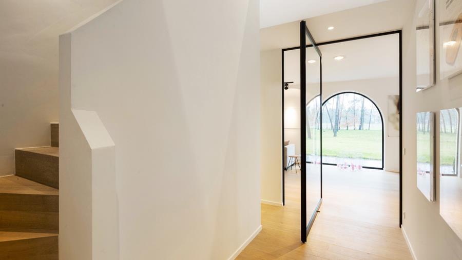 Een pivotdeur is de keuze bij uitstek bij een strak interieur
