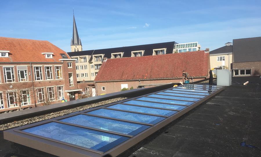 Beglaasde dakschilden worden opgebouwd uit een raamkader voor verschillende ruiten of als een aaneenschakeling van aparte modules
