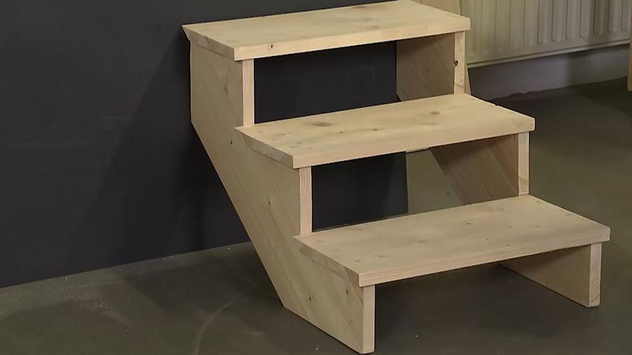 trap met doorschietende treden
