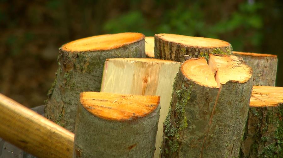 geklief hout met bijl