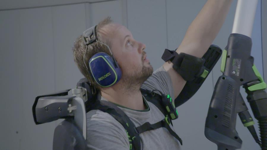 Bram Dekeyzer - decorateur die het Festool exoskelet test