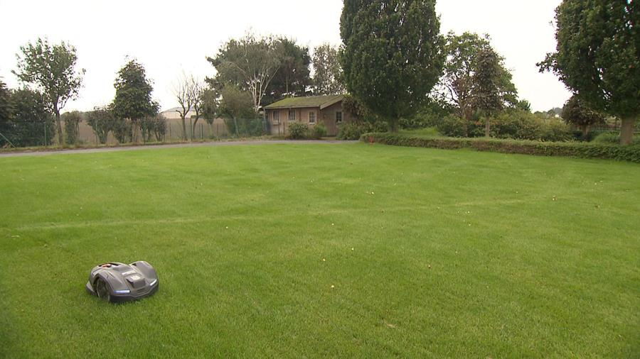 robotmaaier in de tuin