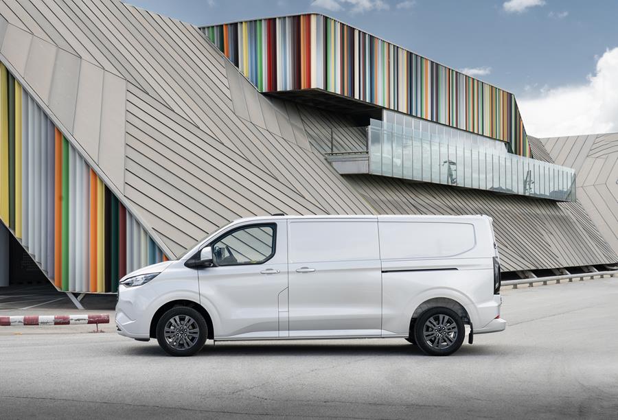 Transit_Custom_PHEV_MultiCab_006