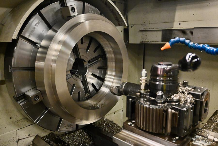 Het bewuste onderdeel wordt in verschillende stappen op diverse bewerkingsmachines gemaakt