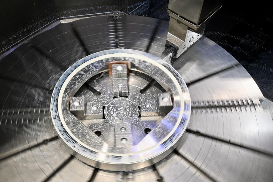 Het bewuste onderdeel wordt in verschillende stappen op diverse bewerkingsmachines gemaakt
