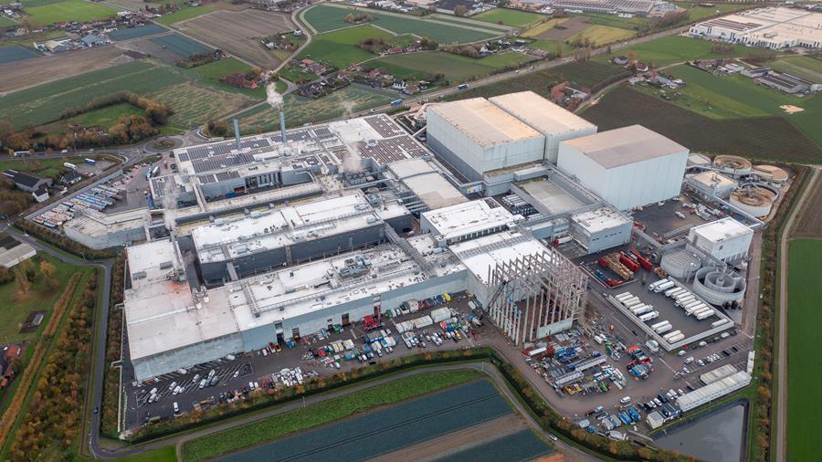  In Wielsbeke, op een steenworp van het kanaal Roeselare-Leie, wordt momenteel een volledig nieuwe frietlijn gebouwd