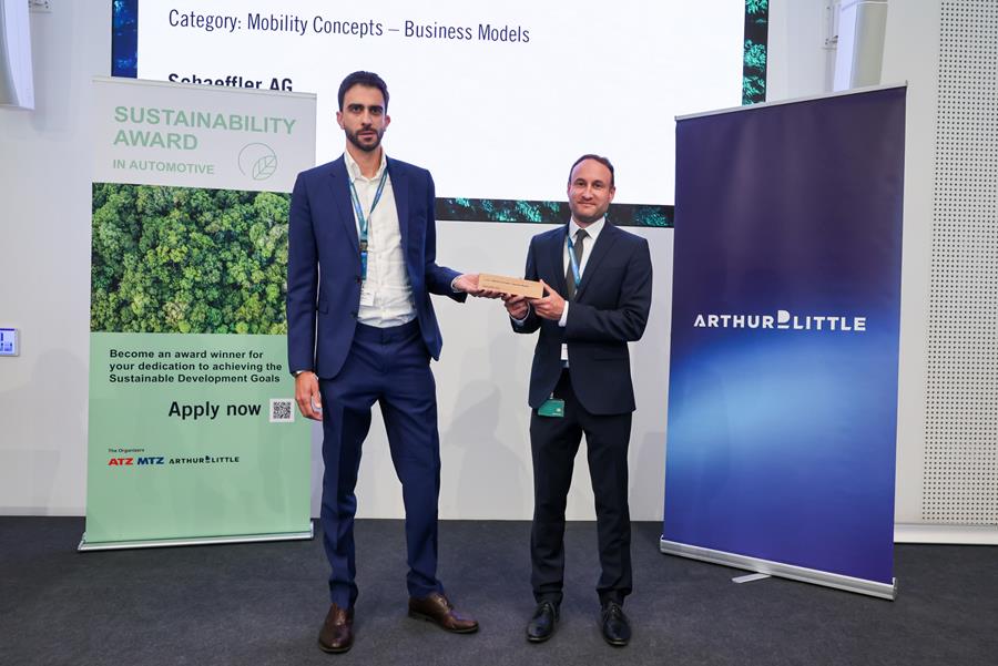 Stephan Niese, director global product management e-mobility bij Schaeffler Vehicle Lifetime Solutions (rechts), en Marco Miola, customer sustainability officer bij Schaeffler (links), namen de Sustainability Award in Automotive 2026 in ontvangst namens Schaeffler