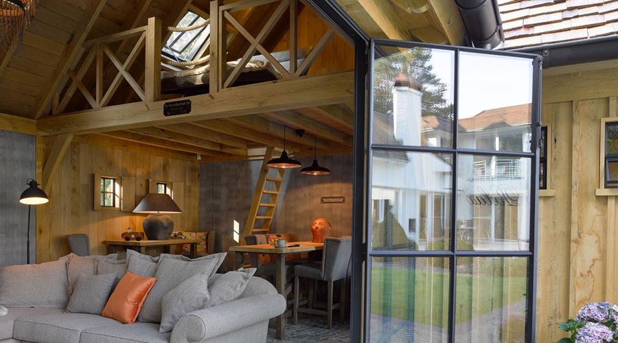 Deze poolhouse komt compleet met keukentje en mezzanine met slaapplek (Boomkamer)