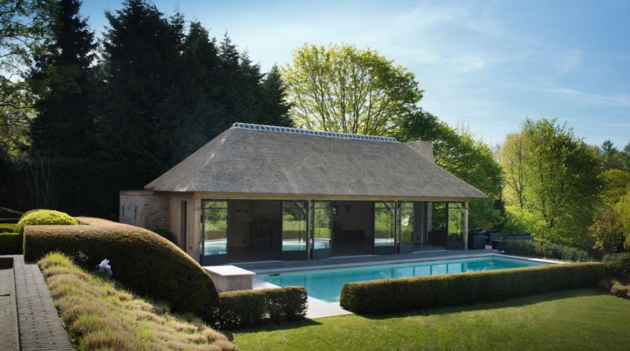 Grote raampartijen met schuifpuien versterken het buitengevoel (Livinlodge by Carpentier Hardwood Solutions)