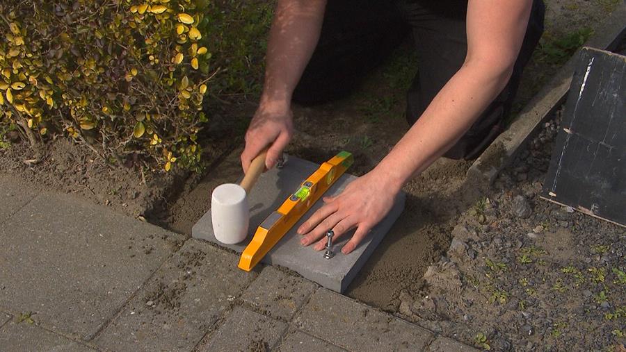 betontegel plaatsen voortuin